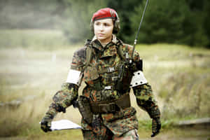 身穿迷彩服的女兵在戶外手持寫字板。