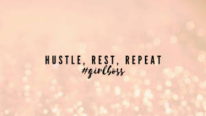 粉紅色散景背景上的勵志文字 hustle rest repeat girlboss