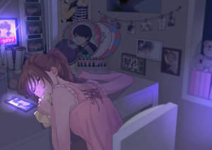 動漫女孩穿著粉紅色睡衣在夜間於紫色光芒照亮的臥室裡擁抱泰迪熊。