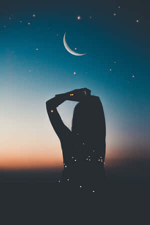 剪影中的人在黃昏時看著新月和星星。 — 月色夜空 壁紙