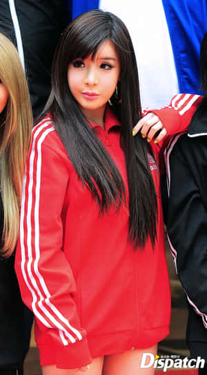 年輕女性穿著紅色Adidas外套在戶外擺姿勢 — 飛天小女警 壁紙