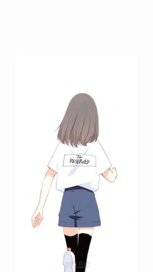 動漫女孩穿著白色T恤和藍色短褲走開。