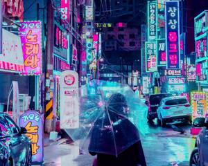 一個人拿著透明雨傘，在夜晚霓虹燈閃爍的雨街上行走。 — 日本 壁紙