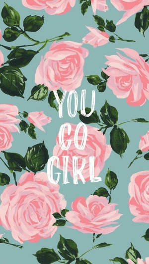 粉紅玫瑰和綠葉，帶有白色文字「you go girl」。 — 花系美學 壁紙