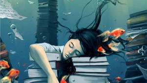 女孩在水底睡覺，書本和金魚漂浮在她周圍。