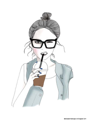 戴眼鏡的女性用附有吸管的杯子喝咖啡。