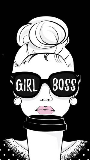 一位自信的女性，戴著標有 girl boss 的太陽眼鏡，手持咖啡杯。