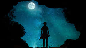 一個人站在洞穴中看著明亮的月亮和星空的剪影。 — 月色夜空 壁紙