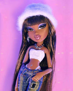 Bratz 公仔穿著牛仔褲和毛絨帽，背景是發光的粉紅色