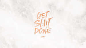 銅色畫筆字體嘅勵志語句 get shit done 喺紋理白色背景上