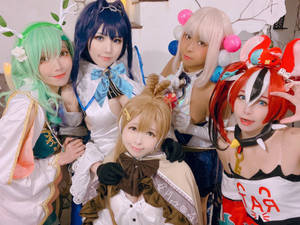 五位身穿彩色服裝的動漫cosplayer在室內一起擺姿勢。