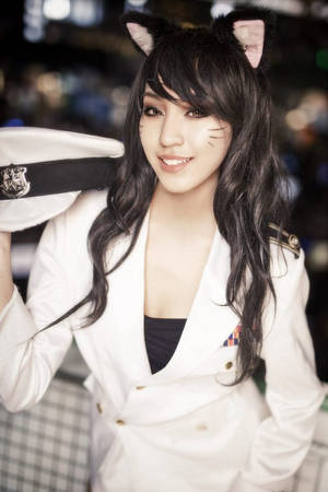 穿著白色水手cosplay、戴著貓耳的女性在城市的夜晚對著鏡頭微笑。 — 女孩 壁紙
