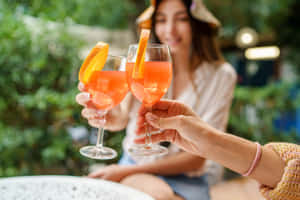 兩人在花園中以橙色雞尾酒乾杯
