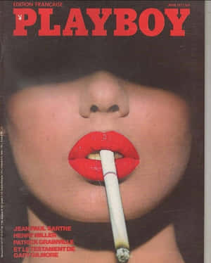 在復古《花花公子》雜誌封面上，紅唇女性拿著點燃的香煙。 — Playboy GIF 壁紙