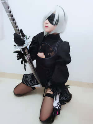 角色扮演者打扮成 NieR Automata 2B 跪著持劍