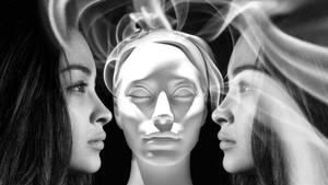 三個女人夾著一個人體模型頭部，煙霧在單色中圍繞她們旋轉。