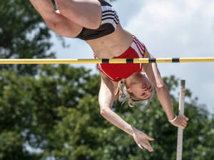 女運動員在半空中越過戶外跳高橫桿