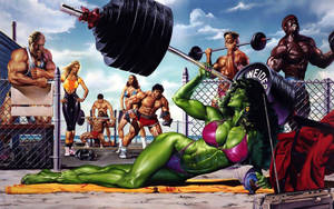 She-Hulk在戶外健身房中，被其他肌肉發達的人包圍，舉起沉重的槓鈴。