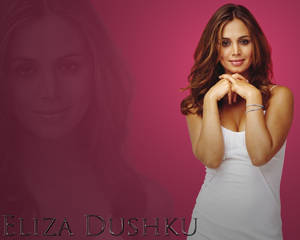 Eliza Dushku 身穿白色連衣裙，在粉紅色背景前，帶有褪色肖像。 — 幽靈公主 壁紙