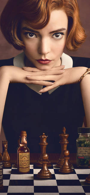 紅髮女子在棋盤上凝視，旁邊有酒和藥丸。