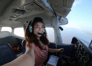 年輕女性在日間飛行中駕駛小型飛機時微笑。 — 飛機 壁紙