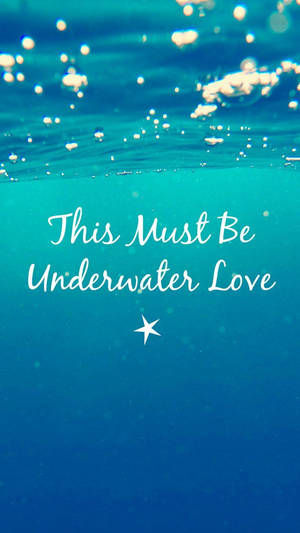 水下文字 This Must Be Underwater Love 與海星。