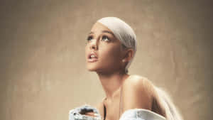 Ariana Grande 穿著破洞牛仔褲，鉑金頭髮向上凝視。 — 5120x2880 壁紙