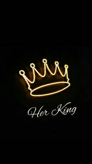 發光的金色霓虹皇冠，帶有「Her King」文字，黑色背景。