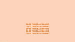 在柔和的桃色背景上重複的勵志語句 good things are coming