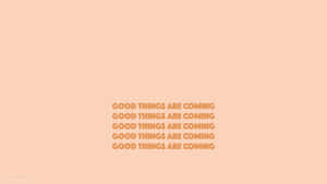 文字桌布，桃色背景上以橙色顯示「GOOD THINGS ARE COMING」