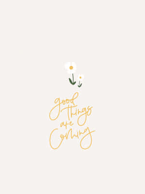 金色草書文字寫著 good things are coming，上方有兩朵雛菊，背景為米色。