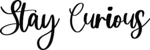 Stay Curious 勵志名言以優雅黑色草書呈現。