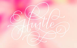 優雅的白色書法拼寫「Hustle」在柔和的粉紅漸變背景上。