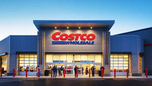 黃昏時分購物者進入的Costco Wholesale商店入口。