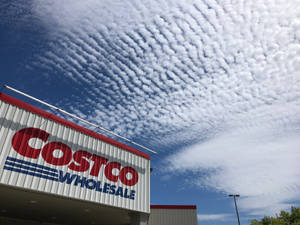Costco Wholesale 商店上方有戲劇性的雲層圖案。