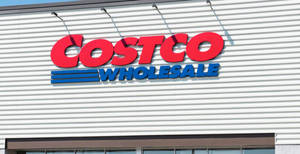 白色金屬建築外牆上的Costco Wholesale商店標誌。