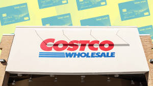 Costco Wholesale 商店標誌，上方有漂浮的信用卡。