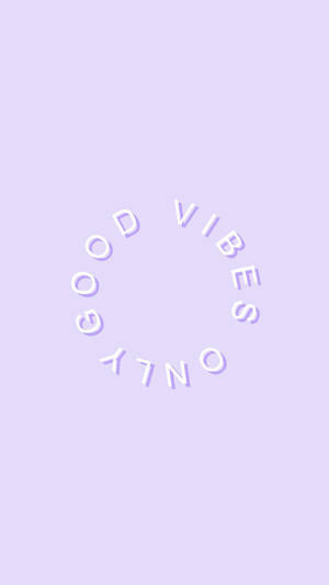 薰衣草背景上圓形白色文字「GOOD VIBES ONLY」。