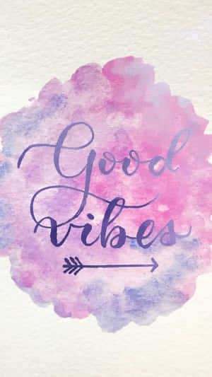 在粉紅色和紫色水彩背景上，以紫色草書寫成的 Good vibes 文字。