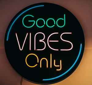 圓形霓虹燈牌，以發光顏色顯示 Good Vibes Only。