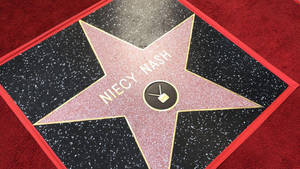 Niecy Nash 的荷里活星光大道星星，帶有紅色地毯邊框。