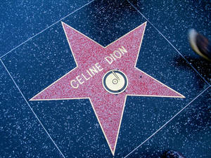 Celine Dion 喺荷里活星光大道上嘅星，帶有閃閃發光嘅紅色表面。