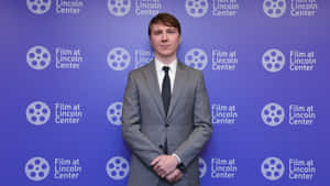 身穿灰色西裝的男子在Film at Lincoln Center活動中擺姿勢。