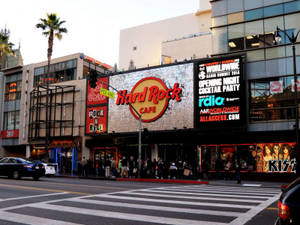 洛杉磯市中心，黃昏時分的 Hard Rock Cafe，有行人和棕櫚樹。