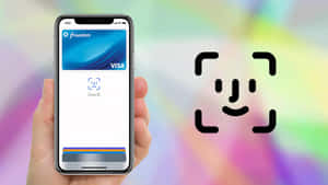手拿著手機，屏幕上顯示Face ID和信用卡。