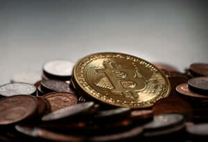 一枚金色比特幣硬幣被傳統硬幣包圍。
