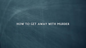 深青綠色黑板背景上的文字標題 how to get away with murder