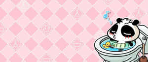 一隻卡通熊貓在馬桶裡和橡膠鴨一起洗澡。 — 2560x1080 壁紙