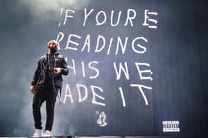 舞台上的饒舌歌手，背後有「If You're Reading This We Made It」文字。
