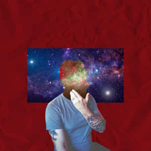 有紋身的男人向上凝視，頭部被宇宙星雲取代，背景為紅色。